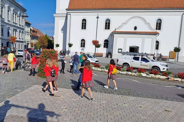 Sziasztok osztálytársak, szervusz iskola!