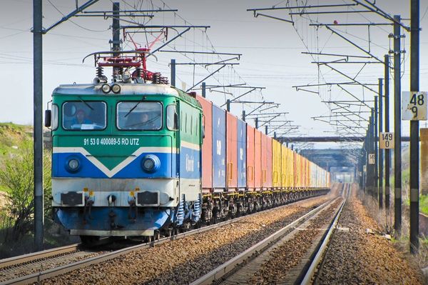 Két lányt megütött az áram a vonat tetején