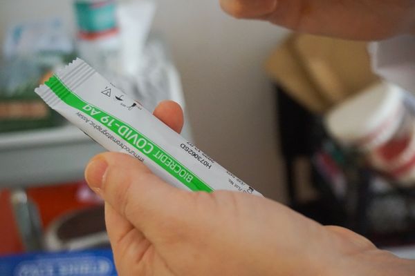 Rendszeresen kellene teszteltetniük az oltatlan egészségügyi dolgozóknak