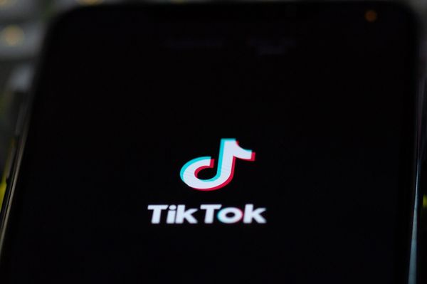 Figyelmezteti a TikTok a kiskorú felhasználóit