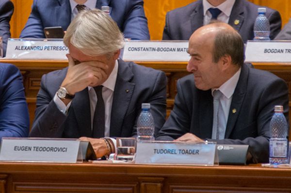 Nem sikerült megbuktatni a minisztereket