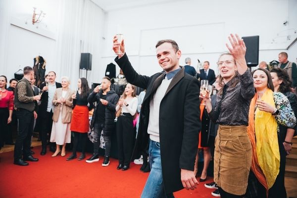 Pezsgő, pogácsa, parasztopera