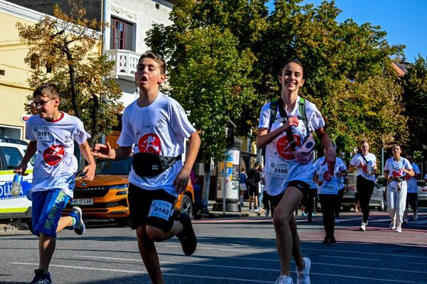 Ilyenek vagytok, futtában (videó)