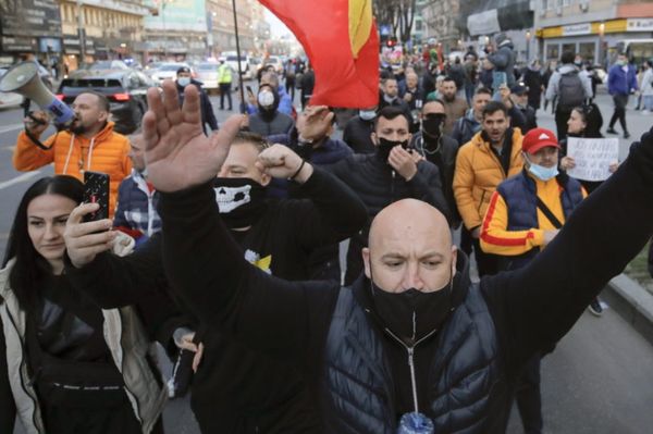 Közel kétszáz tüntetőt tartóztattak le Bukarestben