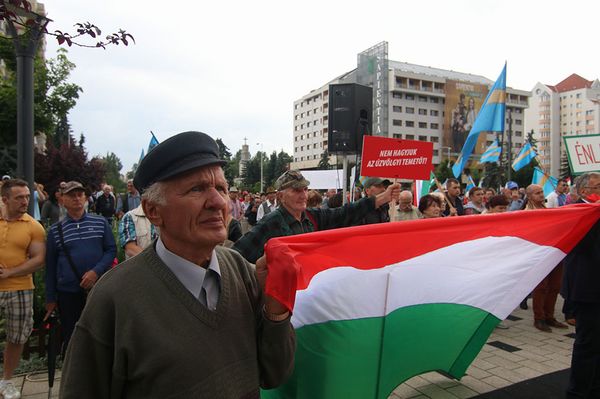Kitüntetett figyelem: Tőkéssel tiltakozik a Néppárt