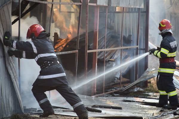 Fafeldolgozó műhely gyúlt ki Fenyéden (videóval)