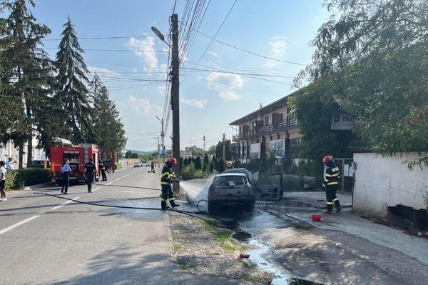 Kigyulladt egy autó a Budvár utcában