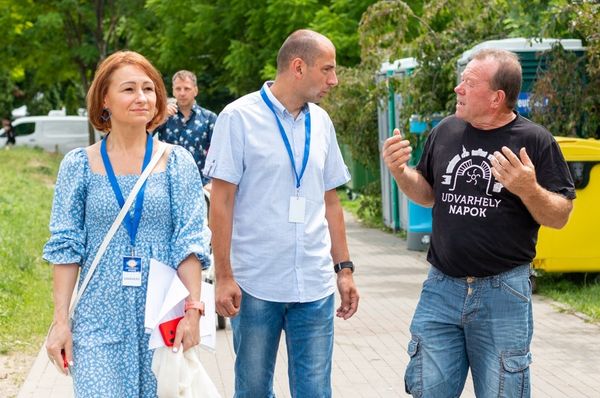 A humor átlendít mindenen, mi pedig még magunkon is tudunk nevetni