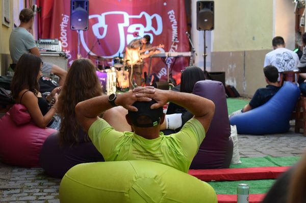 Mozi, koncertek, vásár a Kossuth-udvarban