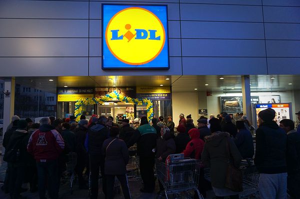 Így özönlik be a nép a Lidlbe