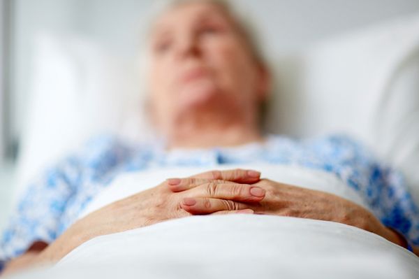 Több mint 110 szociális intézményt függesztettek fel