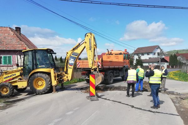 Beszakadt a burkolat a Kadicsfalvi úton