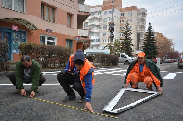 Állj félre, festik az utat!