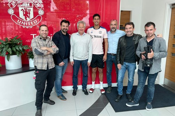 A világbajnok labdarúgóval forgatnak Szabó Attiláék Manchesterben