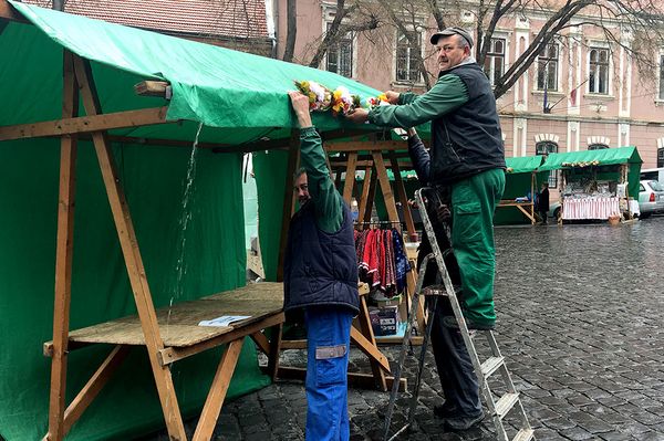 Neked szegezik a virágot a Patkóban