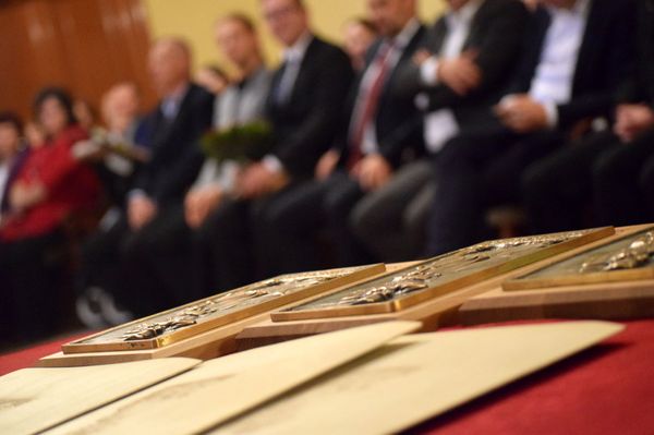 Négy új vasszékelyt avattak