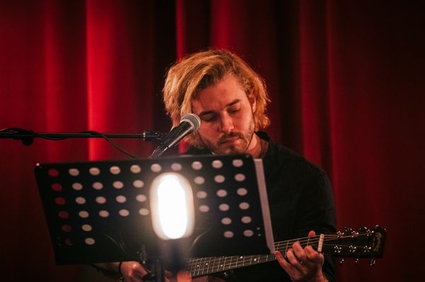 Platon Karataevvel bontják ki a kockát Vecsei H. Miklósék