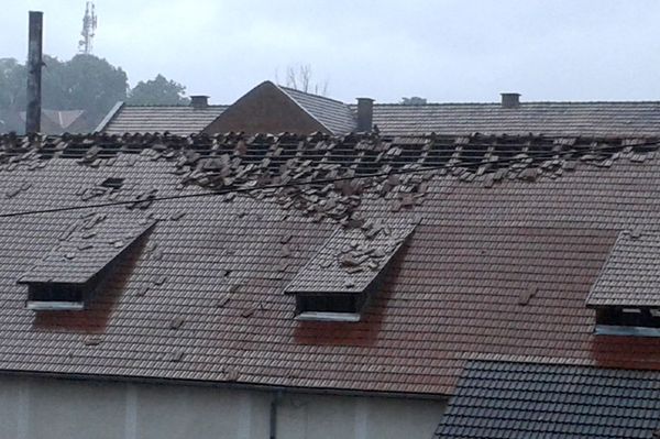 Cserepeket vert le, autókat rongált a vihar