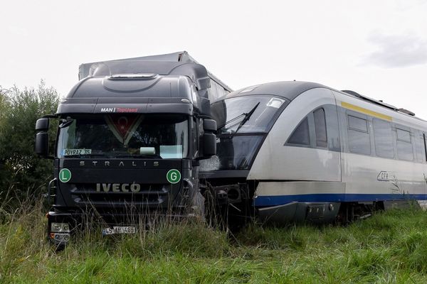 Beleállt a kamionba a Kék Nyíl