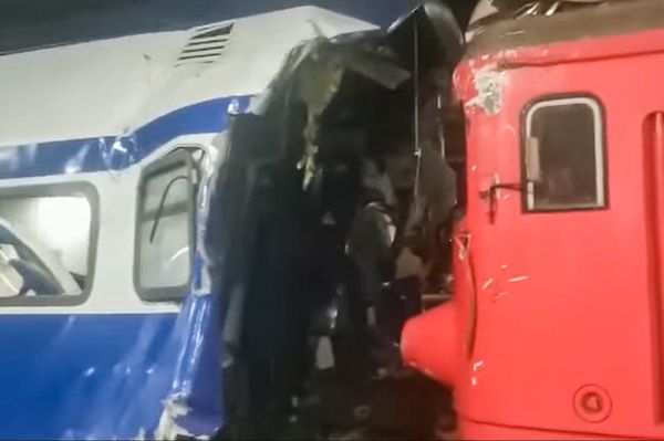 Hiába fékezett a mozdonyvezető, nekicsapódott a vagonnak