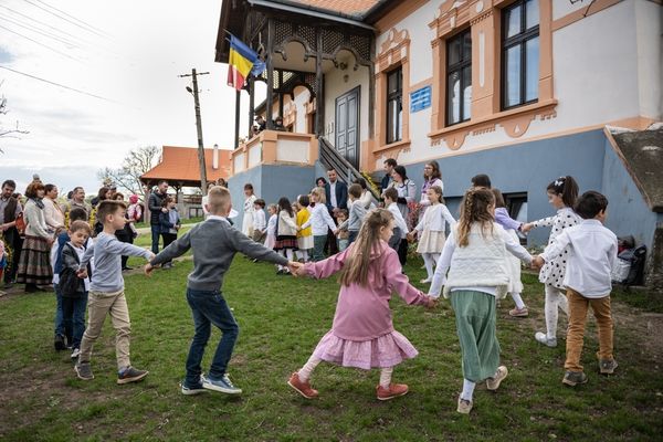 A templomban rockzene szól, az iskolánál Berecz András mesél