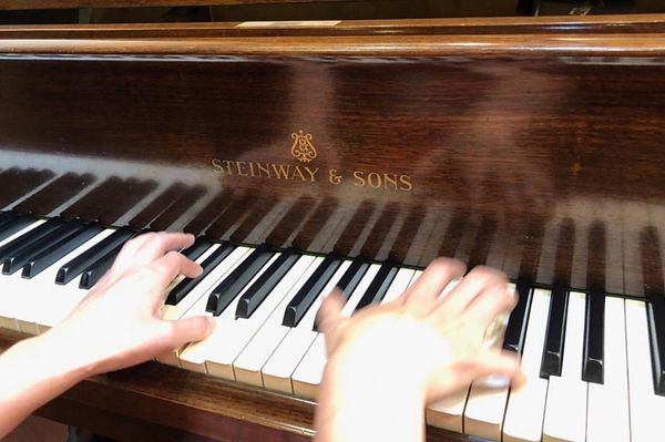 Zongoraesttel és emlékhangversennyel várnak