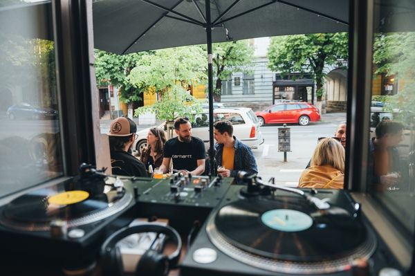 Pénteken hol kell lenni?