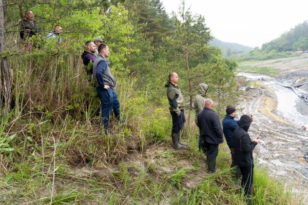 Parajdi sóbánya 2: kávéskanállal kutat tömni