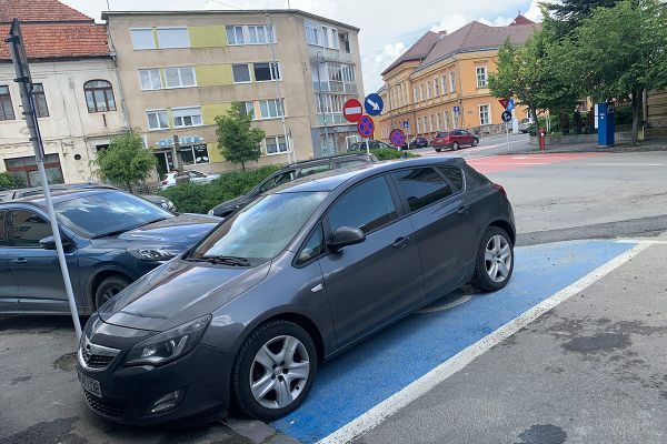 Jog vagy kiváltság: mit ér a mozgássérült kártya Udvarhelyen?