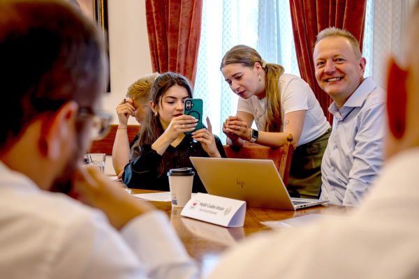 Tanácsülés strandhangulatban: kánikula, káosz és kedvezmények