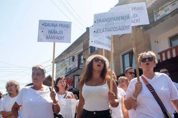 Betelt a pohár. Percről percre a parajdi tüntetésről