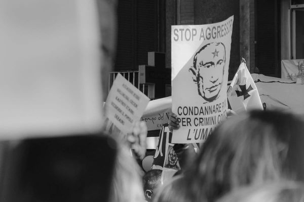 A béke itt  egyetlen egy félen múlik