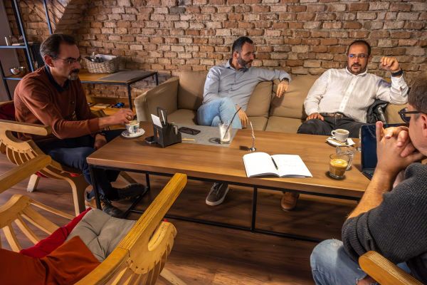 Ha Jóska bácsi tudna online számlát fizetni, már rég az unokáival játszana