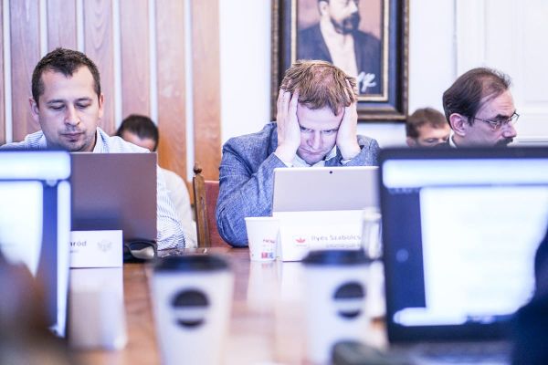 Adóemeléseket hozott a kormány angyalkája