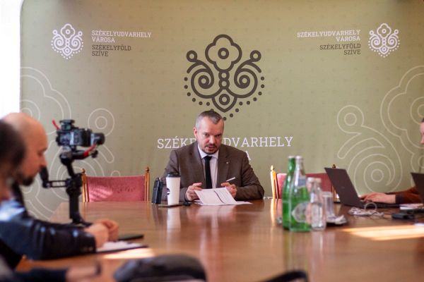 Szakács-Paál: az adó probléma magyar probléma