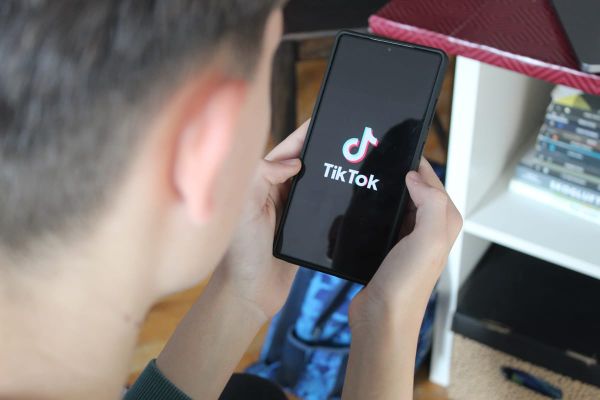 Már nem az ablak alatt kiabálunk