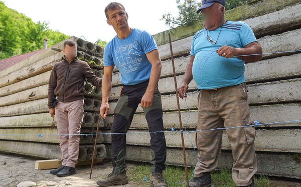 László Szabolcs bálakötöző spárgával oldja meg a területvitát