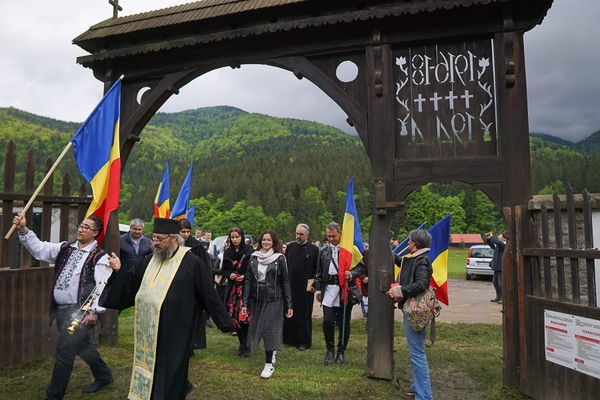 Ismét buliztak Tîrnovanuék az úzvölgyi temetőben