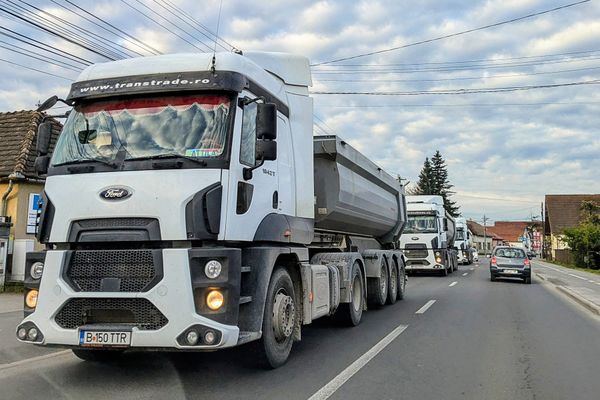 Ezek a cuki TTR-es teherautók kettesével-hármasával járnak, mint a csajok pisilni