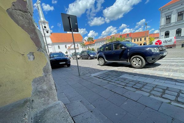 Papíron mindenki 65 méterre lakik, mégis autóval járnak iskolába