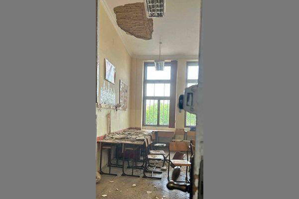 Vakolat omlott le egy tanterem mennyezetéről a Refiben