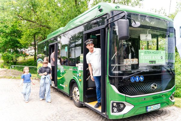 Új buszokat kaphat a város, s nevet a könyvtár