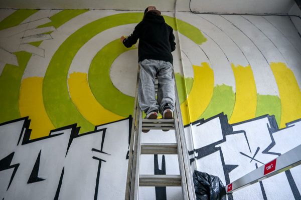 Zotty falakat bontana Udvarhelyen. A saját magunk által felállítottakat.