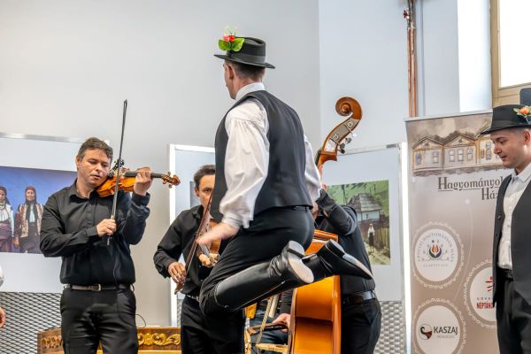 Művészet, tánc, nevetés – és ha muszáj, fogorvos