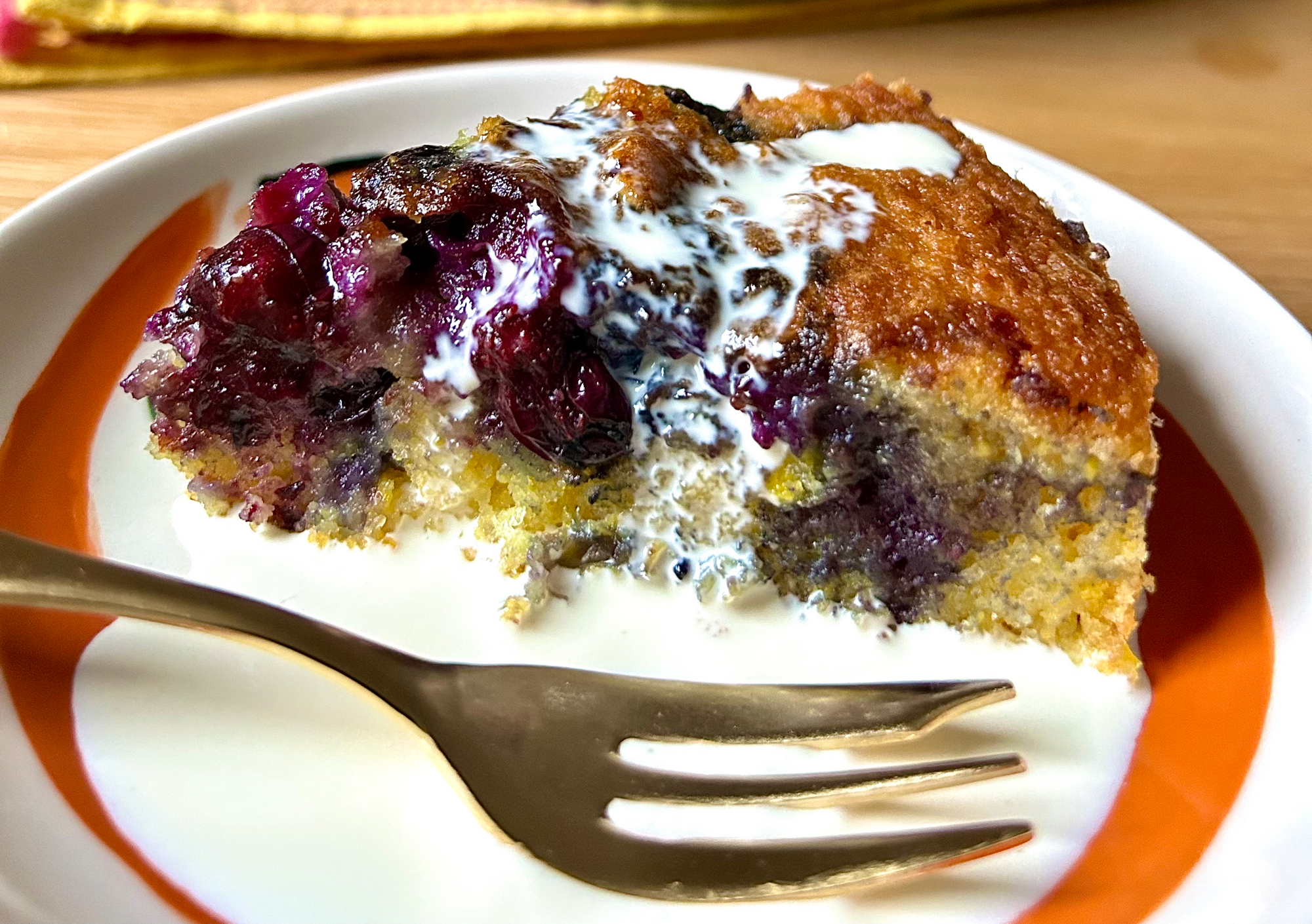 Corn and blueberry cake with cold cream