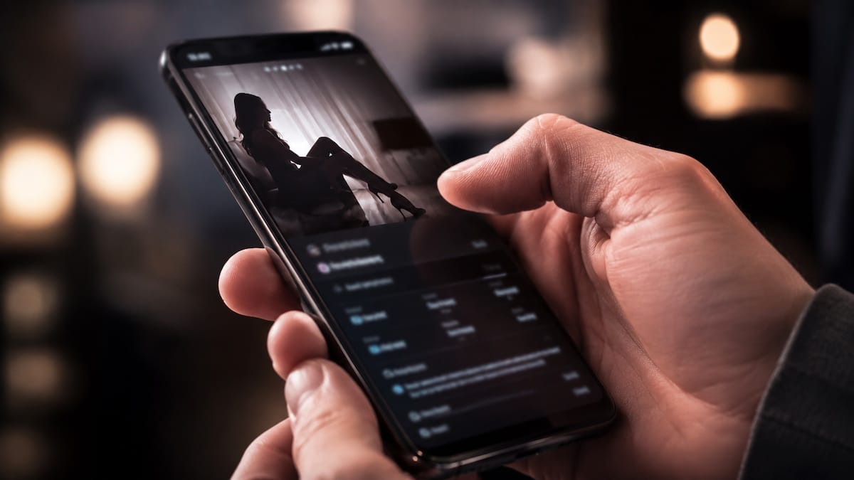 Smartphone con profilo online, immagine rappresentativa degli annunci di sex work in Italia