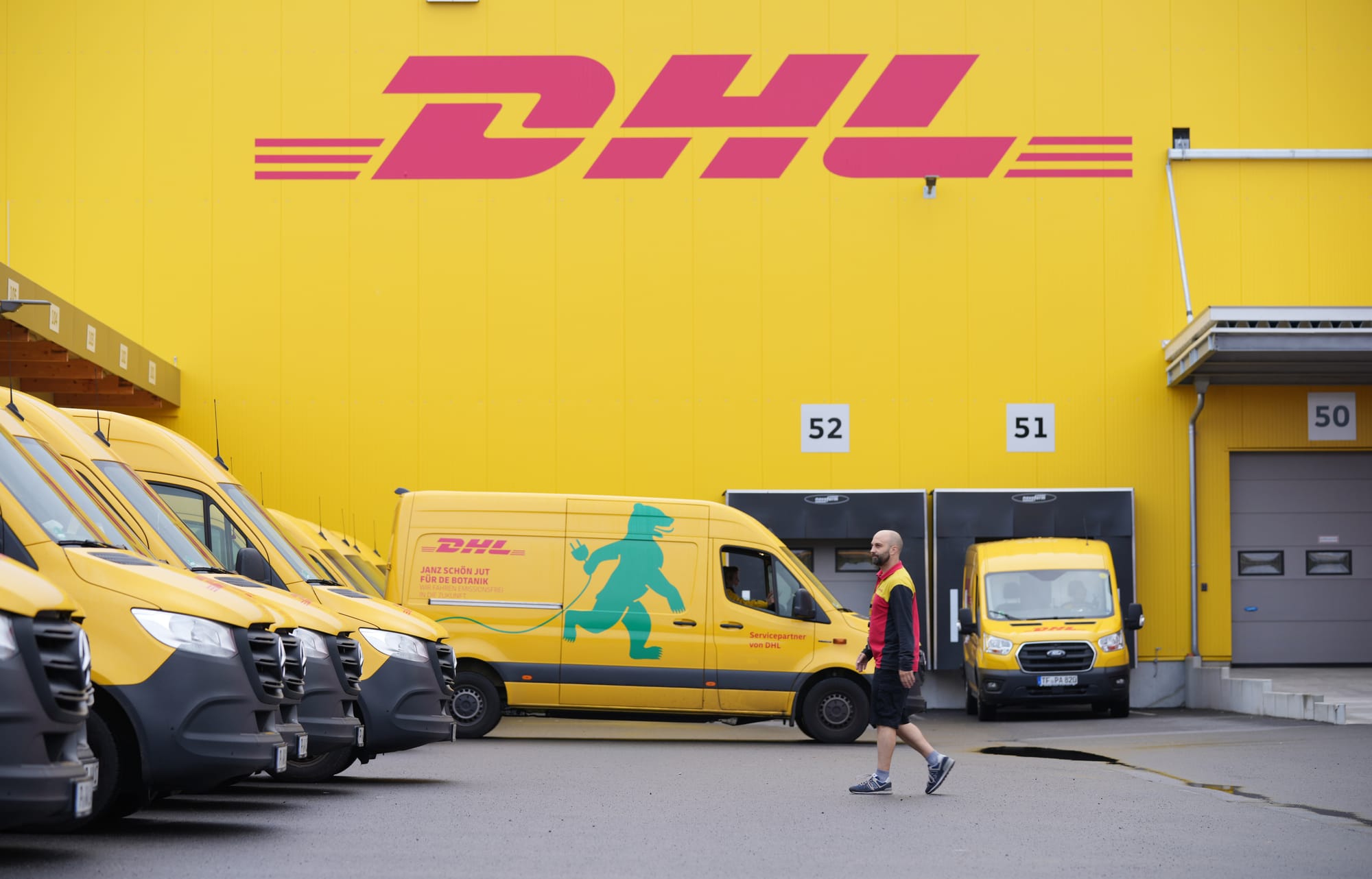 Post-Porto steigt, Zustellung wird langsamer – lohnt die DHL-Aktie trotzdem?
