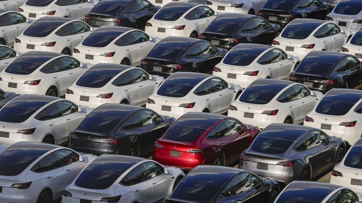 Tesla taumelt ins Todeskreuz – und keiner kann weggucken