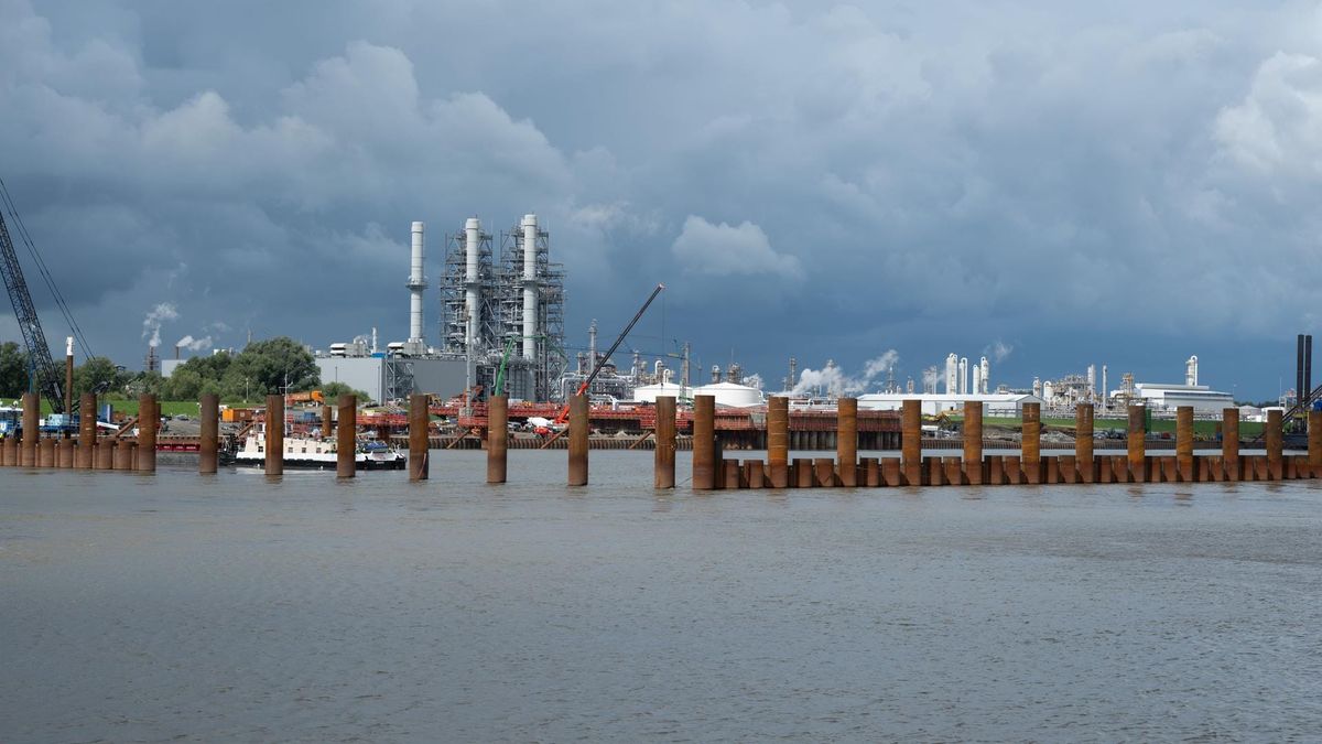 LNG-Terminal verpasst den Winter – warum das Millionen-Schiff in Gibraltar dümpelt