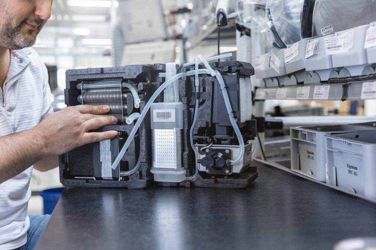 SFC Energy unter Druck – Gewinn bricht trotz Umsatzplus ein